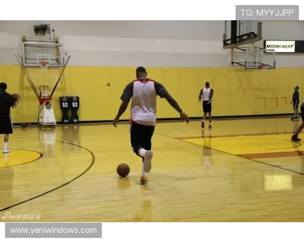 什么是篮球比赛中的脚踢球违例？规则如何界定？